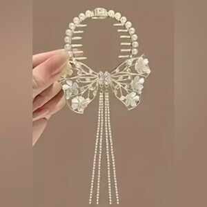 Chic Faux Pearl and Floral Ponytail Clip